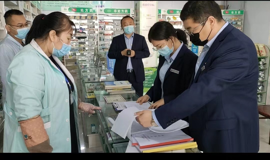工作人员走进现场集中勘验.jpg